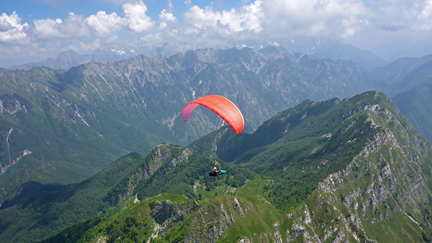 Volando en parapente hacia el valle de Bovec, Alpes Julianos, Eslovenia