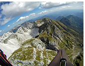 Volando en parapente sobre cerro Krn, Soca Valley, Alpes Julianos, Eslovenia