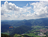 Vista desde el despegue Kobala, Tolmin, el valle de Soca, Alpes Julianos, Eslovenia