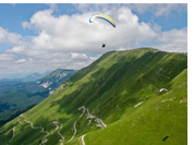 Volando en parapente a lo largo de cerro Stol, Kobarid, Alpes Julianos, Eslovenia