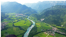 Valle del río Soca cerca de Kobarid, Alpes Julianos, Eslovenia