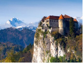 Castillo de Bled, en frente del cerro Triglav - el cerro más alto en Eslovenia