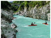 Kayak del rio en el río Soca