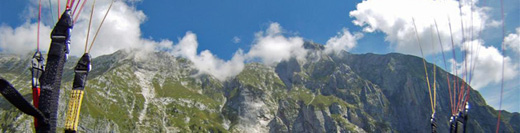 Parapente cerca del cerro Kyrn. Kobarid, Eslovenia.