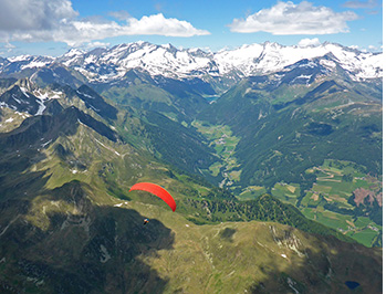 Antofaya XC Camp 2019 :: Cano on his flight from Speikboden, main spine of the Alps in the background, Pustertal valley, South Tyrol, Italy
